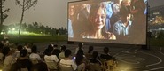 （操东北大骚屄转载）成都秋夜“新耍法”：到公园看坝坝电影